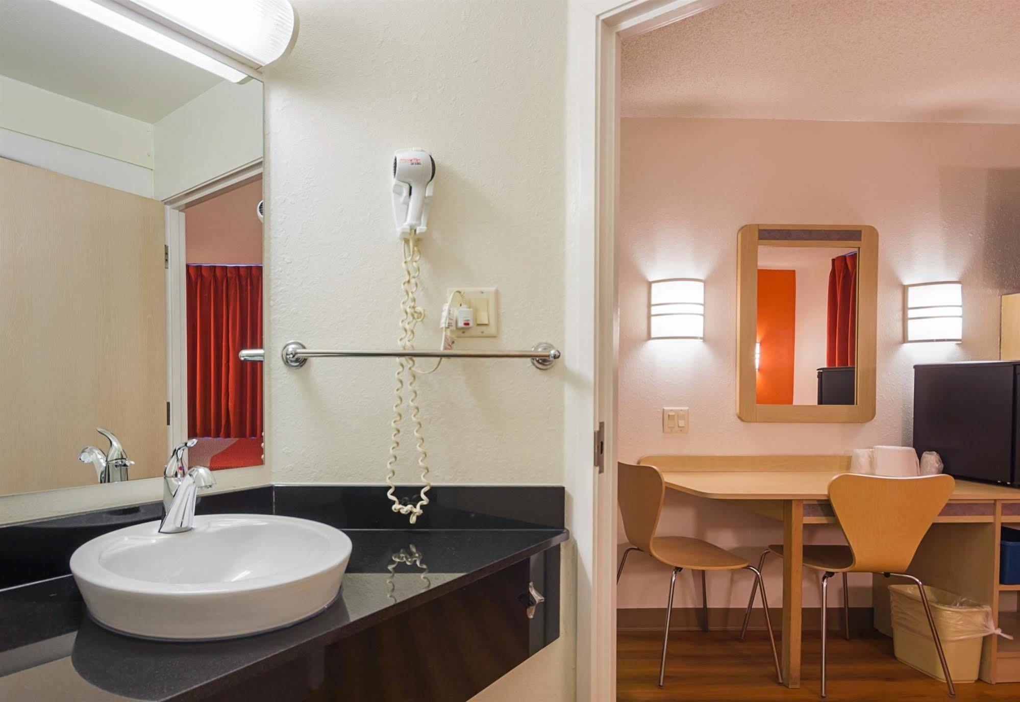 Motel 6-Whitby, On - Toronto East Kültér fotó